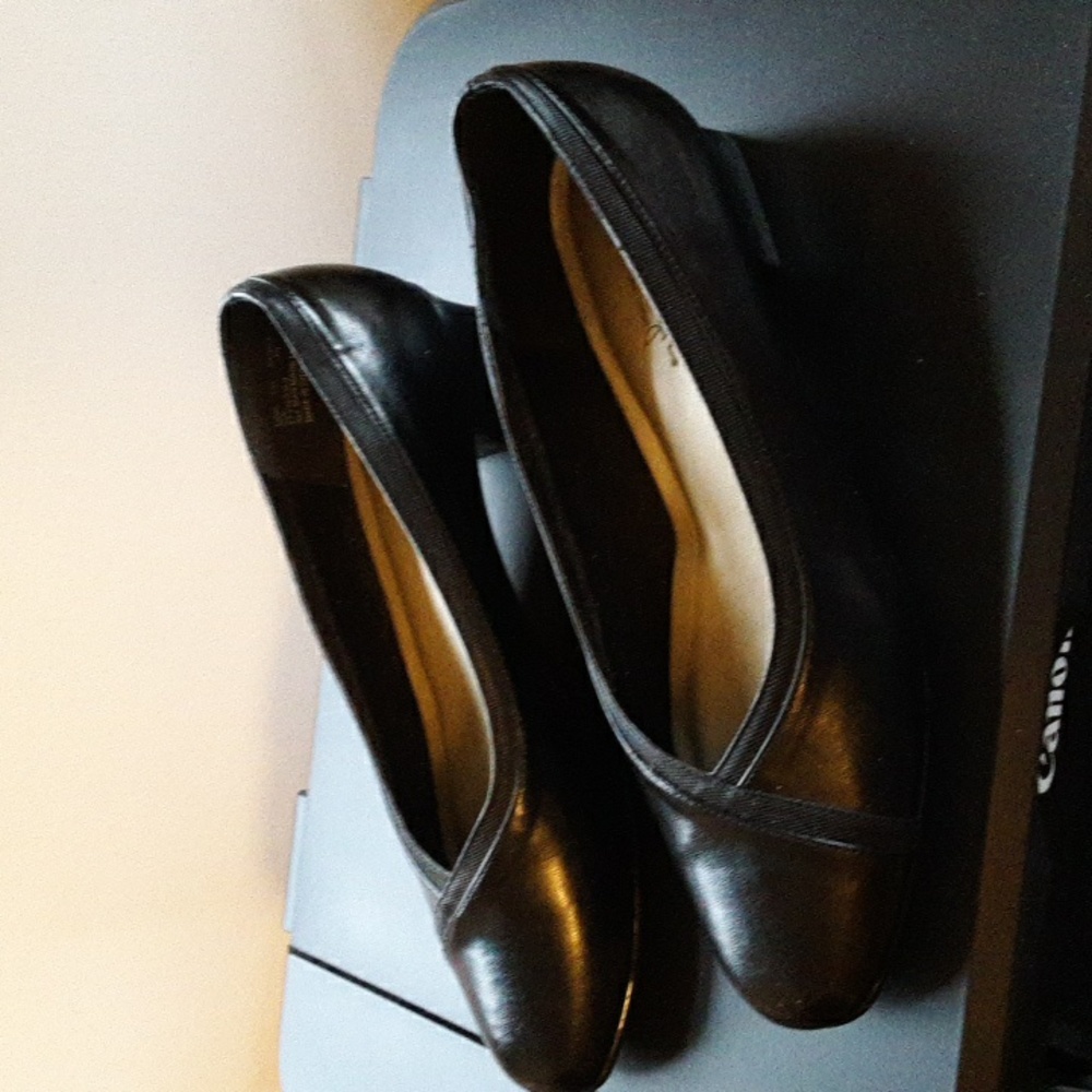 1 1/2 inch heel.  Comfort yet stylish. WORN 1 TIME to a wedding.